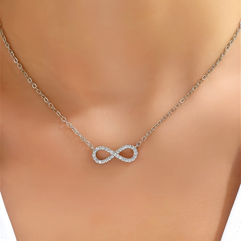 Collier en or blanc avec pendentif en forme d'infini et zirconia.