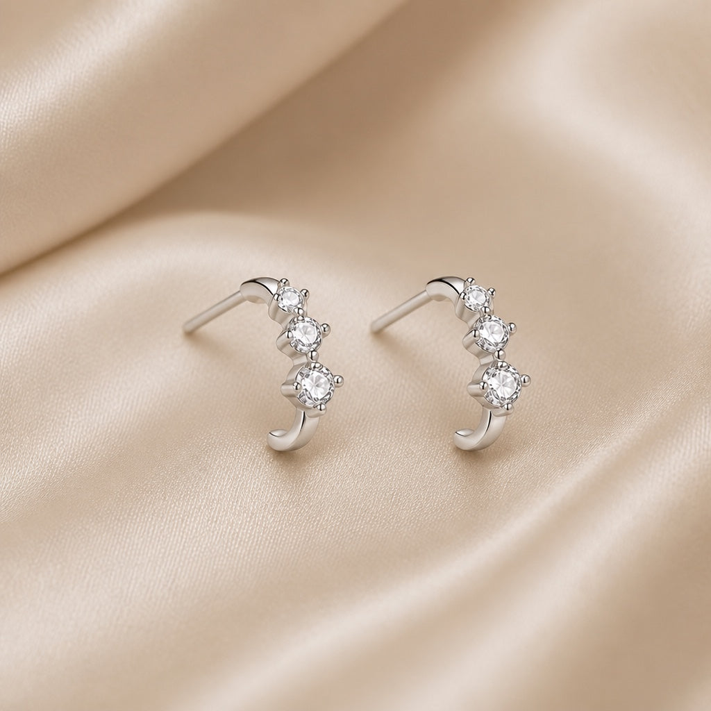 Boucles d'oreilles en or blanc avec de petits zirconiums