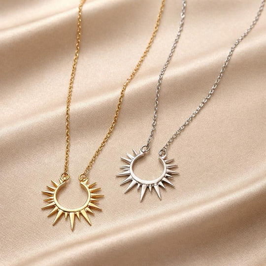 Pendentif en forme de tournesol en or blanc avec collier