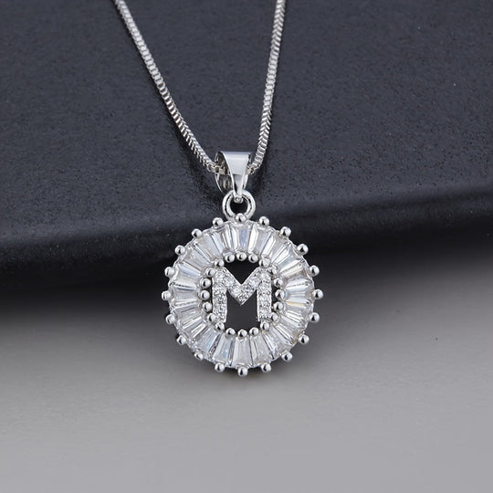 Collier en or blanc avec initiale "Z" et zirconiums