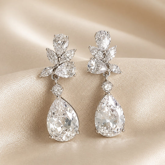 Boucles d'oreilles en goutte avec fleurs en or blanc