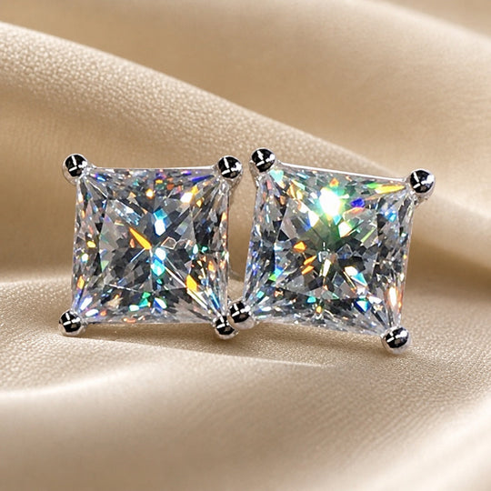 Boucles d'oreilles scintillantes en or blanc avec zirconia
