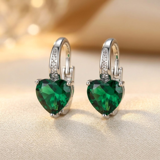 Boucles d'oreilles créoles en argent et émeraude en forme de cœur