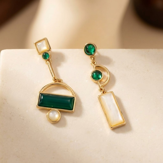 Boucles d'oreilles géométriques en or et émeraude