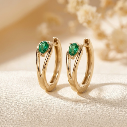 Boucles d'oreilles créoles en or avec accents en émeraude