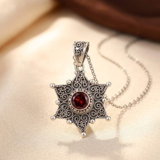 Collier Pendentif Étoile en Rubis Argenté