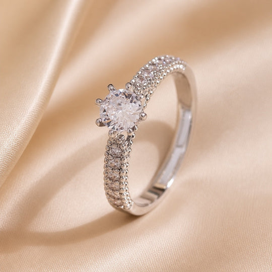 Bague essentielle en or blanc avec zirconia incrustée