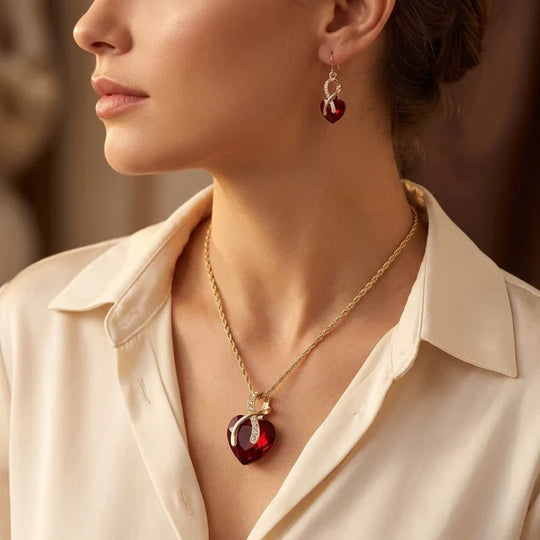 Ensemble de bijoux en cœur torsadé en or et rubis