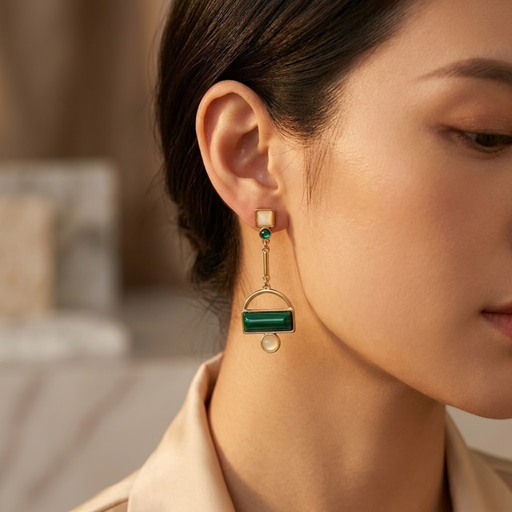 Boucles d'oreilles géométriques en or et émeraude