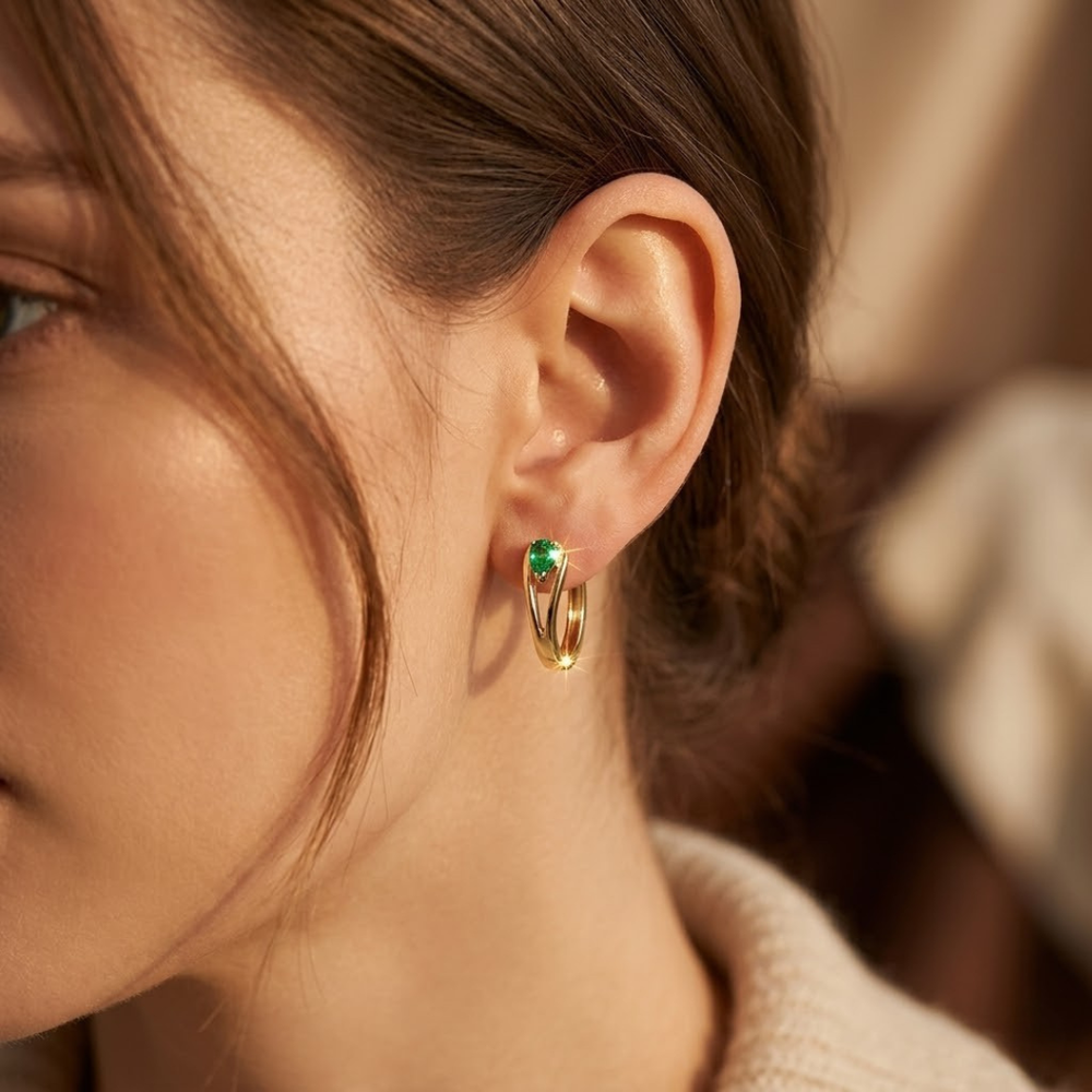 Boucles d'oreilles créoles en or avec accents en émeraude