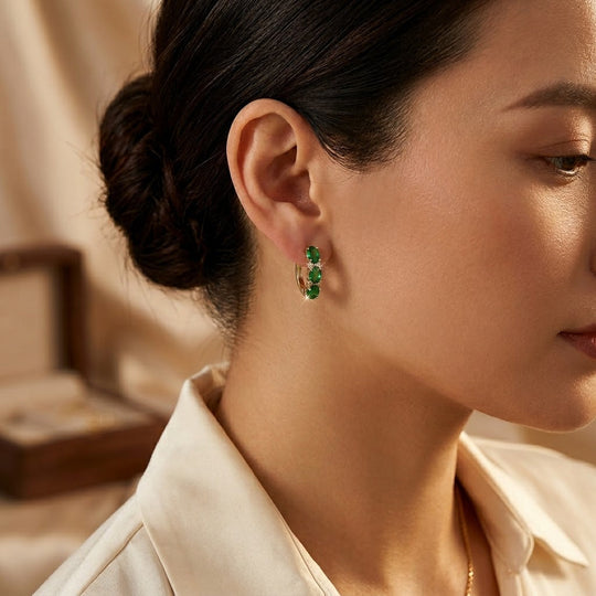 Boucles d'oreilles créoles verticales en or et émeraude