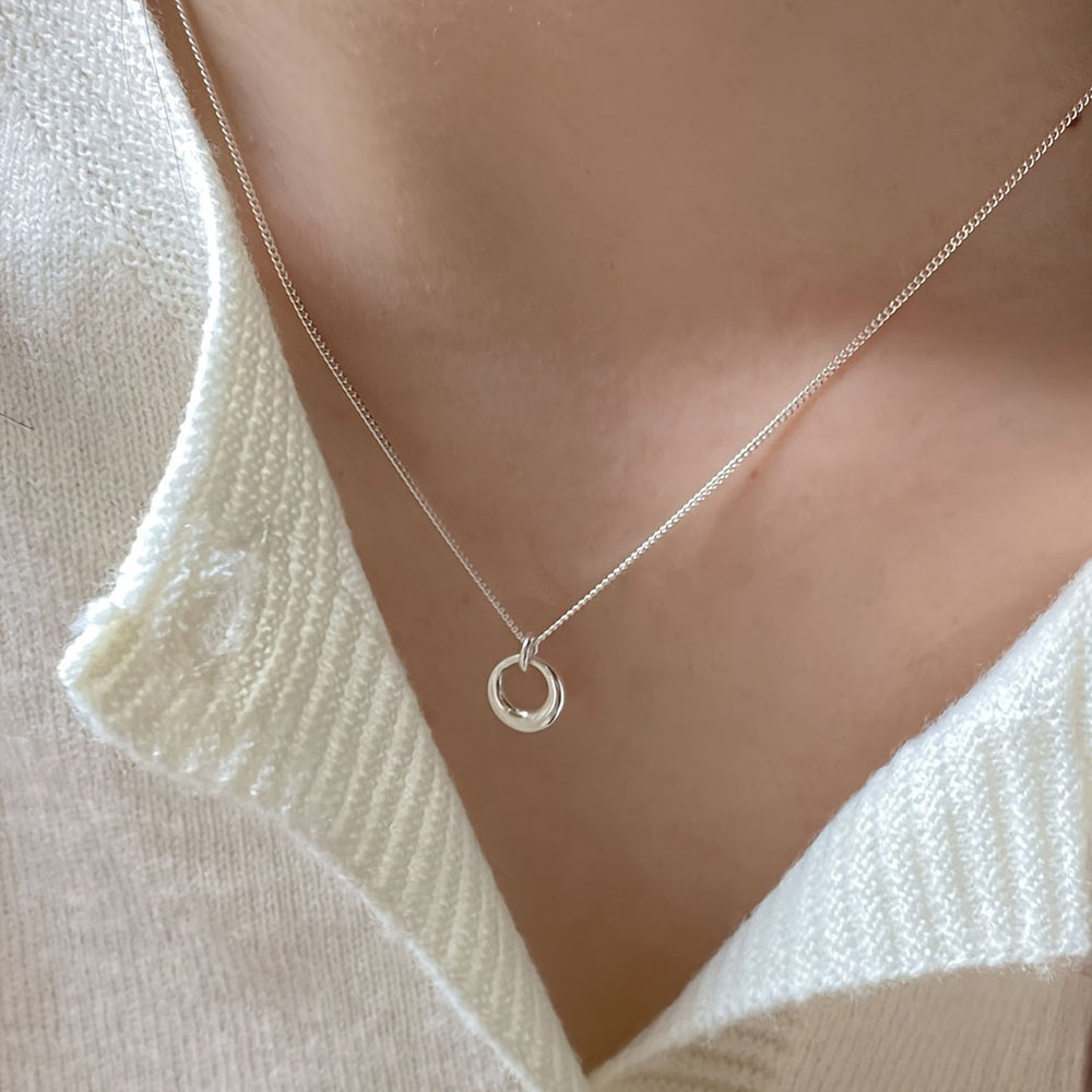 Collier en or blanc avec pendentif géométrique circulaire