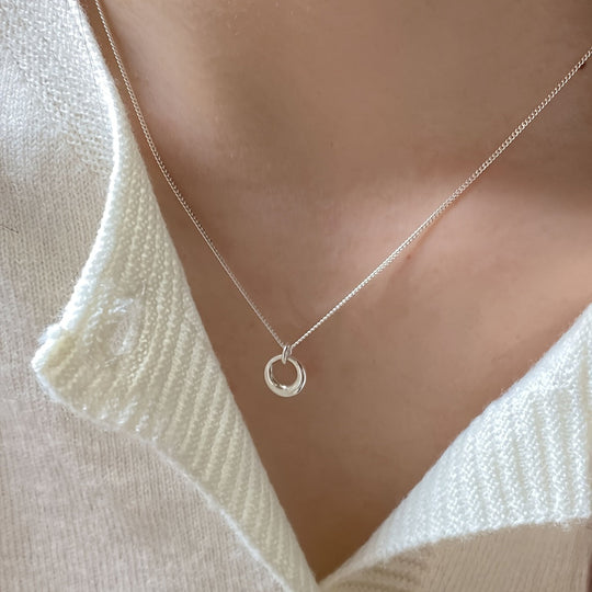 Collier en or blanc avec pendentif géométrique circulaire