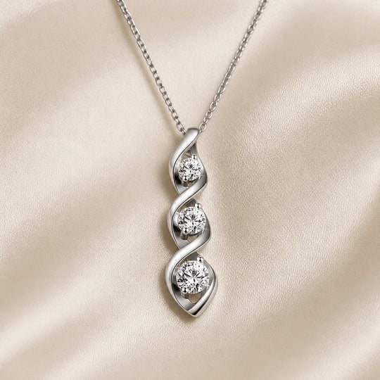 Collier en or blanc avec pendentif en forme d'infini et zircons