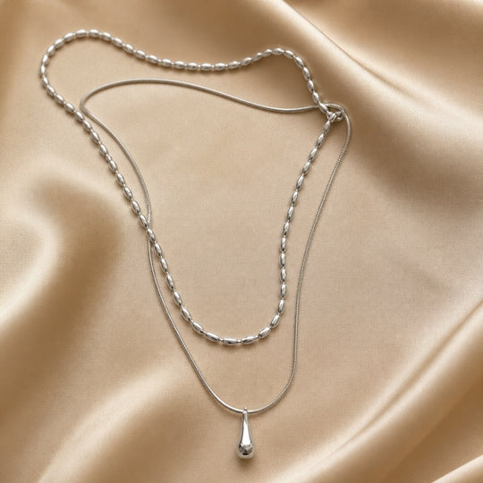 Collier à double couche en or blanc avec pendentif en forme de goutte
