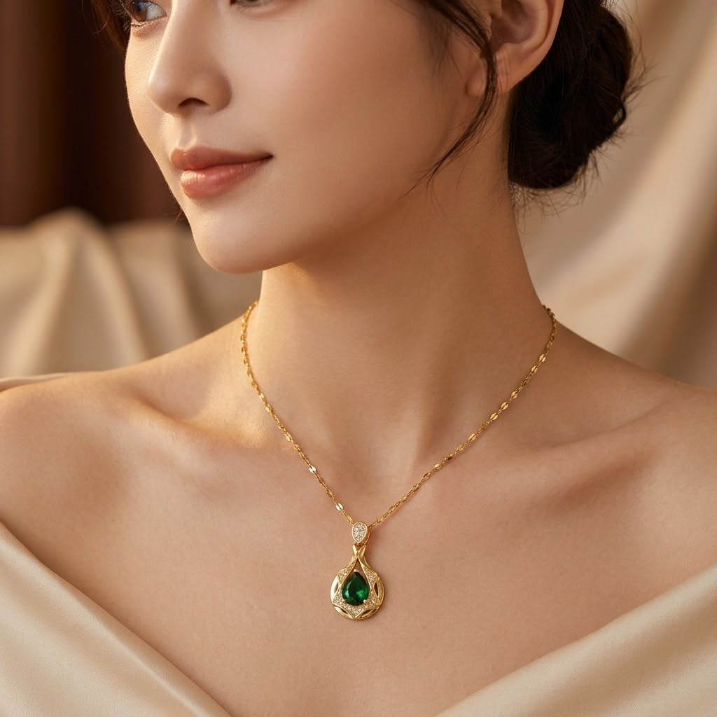 Collier Pendentif Goutte d'Eau en Émeraude Dorée