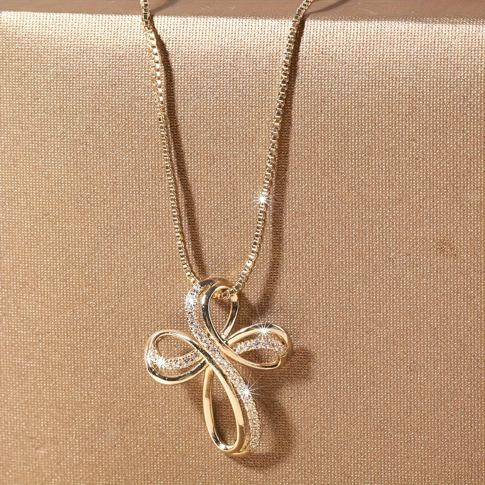 Collier en or blanc avec pendentif en croix entrelacée