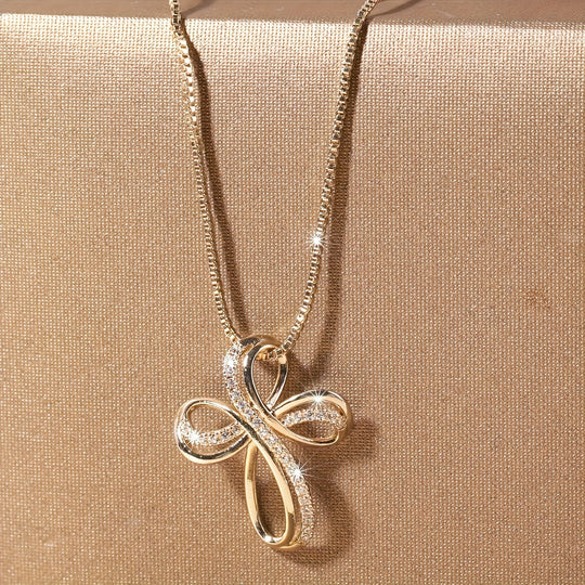 Collier en or blanc avec pendentif en croix entrelacée