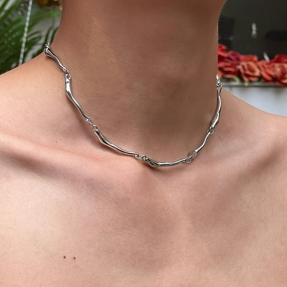 Collier en or blanc avec motif à vagues entrelacées