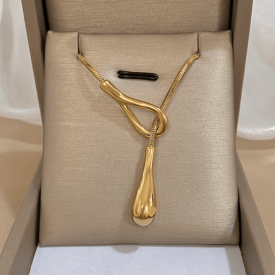 Collier vintage en or blanc avec pendentif en forme de goutte