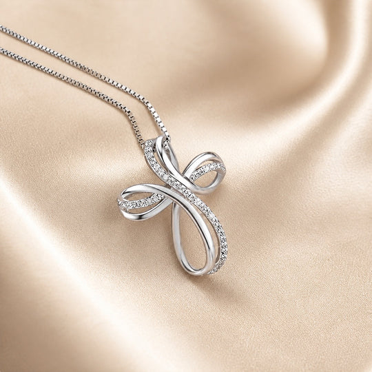 Collier en or blanc avec pendentif en croix entrelacée