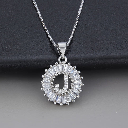 Collier en or blanc avec initiale "Z" et zirconiums