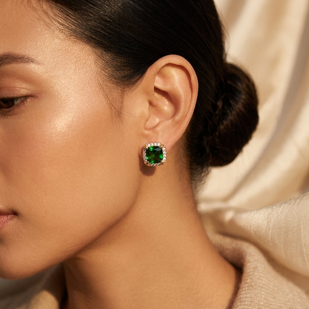 Boucles d'oreilles puces en or et émeraude