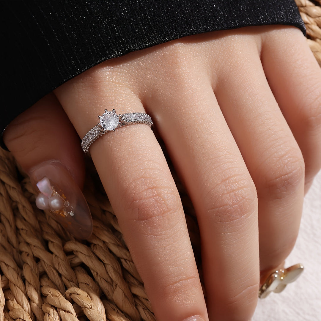 Bague essentielle en or blanc avec zirconia incrustée