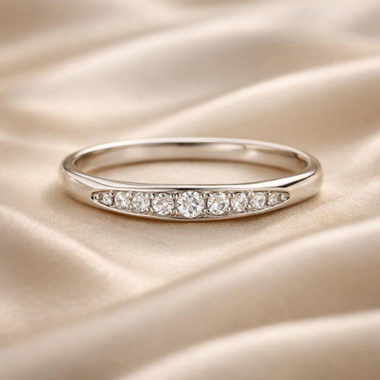 Bague en or blanc avec zircons micro-pavé