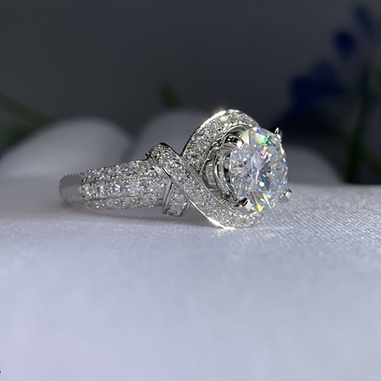 Bague en Or Blanc avec Moissanite et Bandeau Divisé