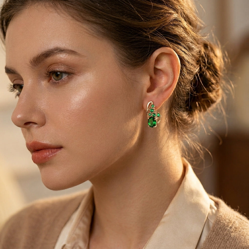 Boucles d'oreilles pendantes en or et émeraudes