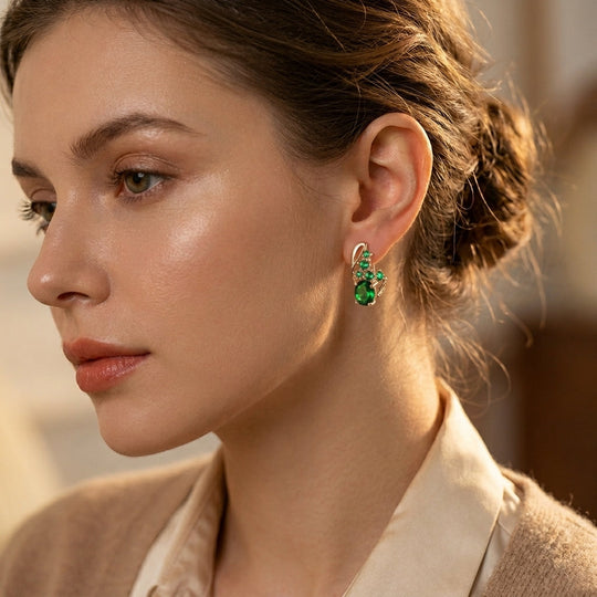 Boucles d'oreilles pendantes en or et émeraudes
