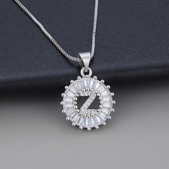 Collier en or blanc avec initiale "Z" et zirconiums
