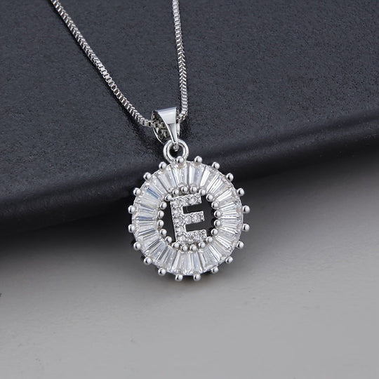 Collier en or blanc avec initiale "Z" et zirconiums