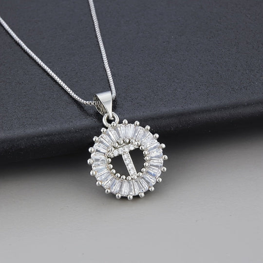 Collier en or blanc avec initiale "Z" et zirconiums