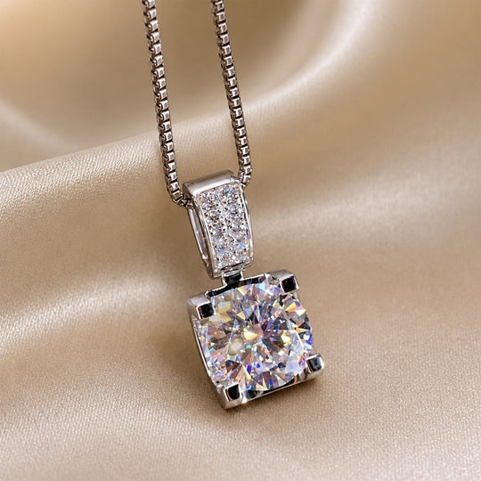 Collier en or blanc avec pendentif en zircon cubique