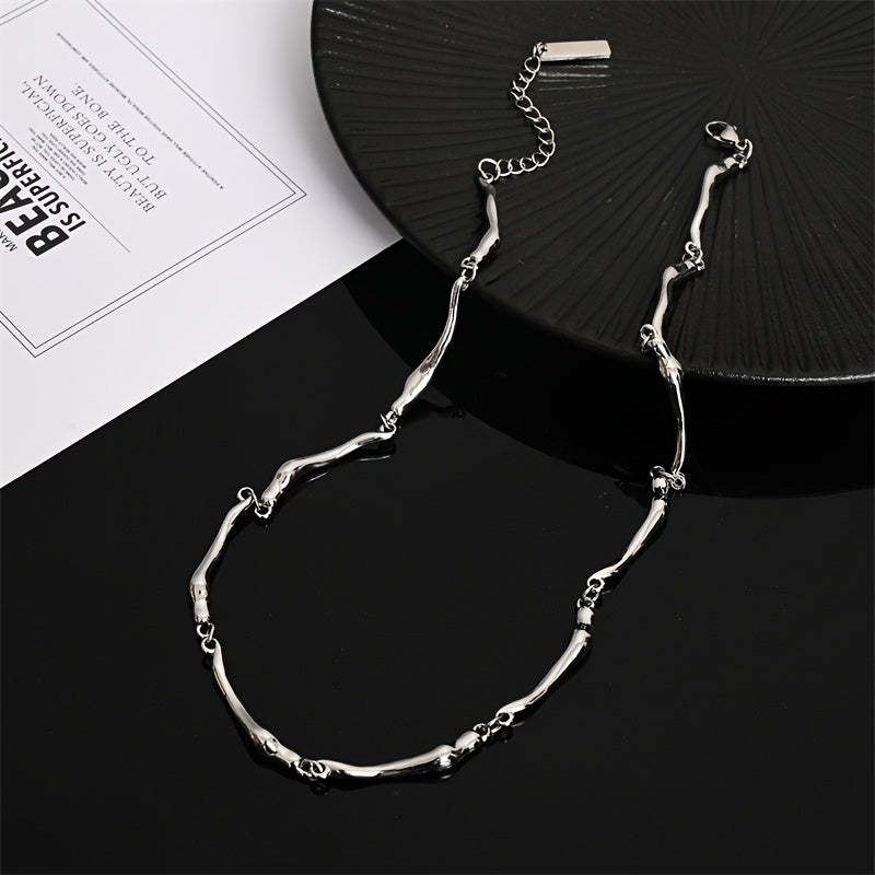 Collier en or blanc avec motif à vagues entrelacées
