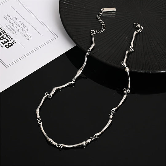 Collier en or blanc avec motif à vagues entrelacées