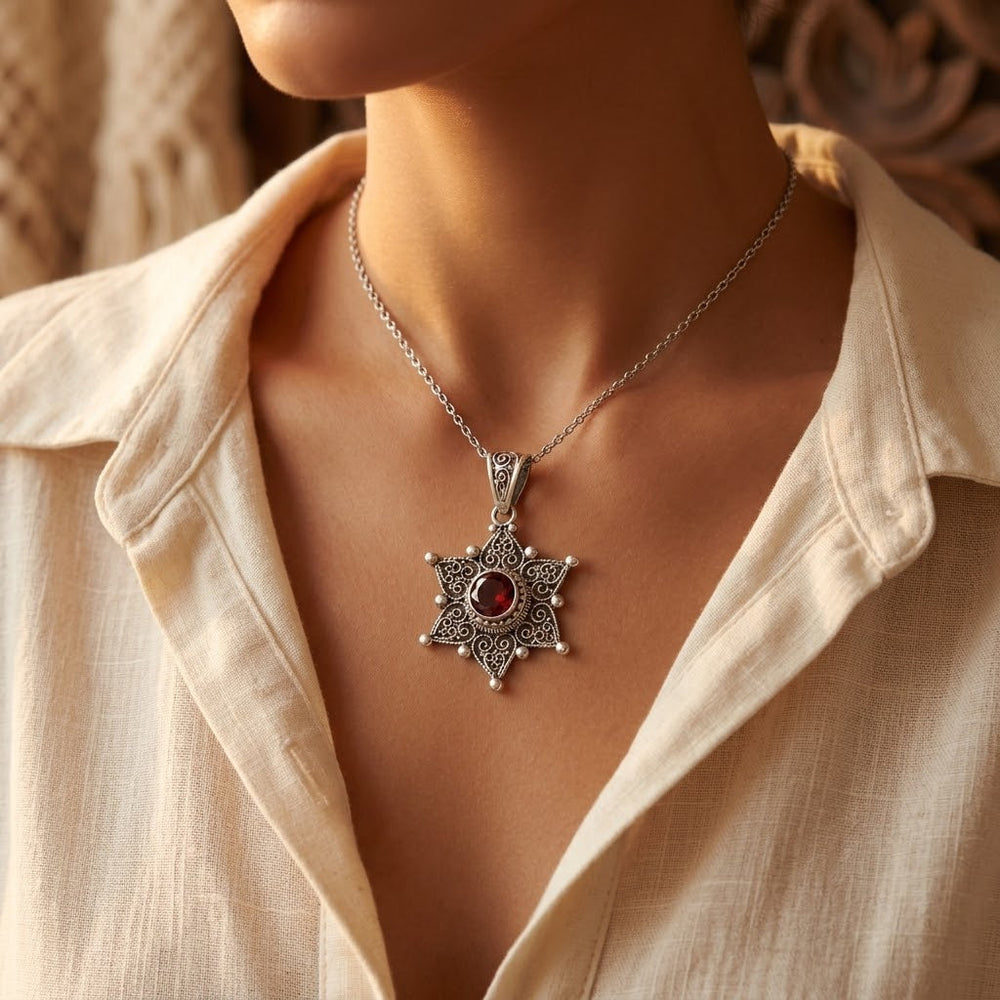 Collier Pendentif Étoile en Rubis Argenté
