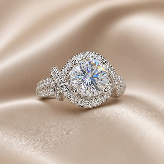 Bague en Or Blanc avec Moissanite et Bandeau Divisé
