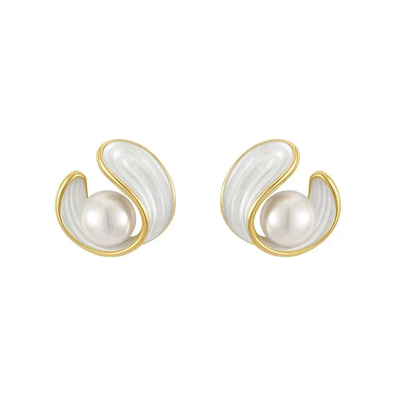 Boucles d'oreilles pendantes luxueuses en opale blanche et perles en or