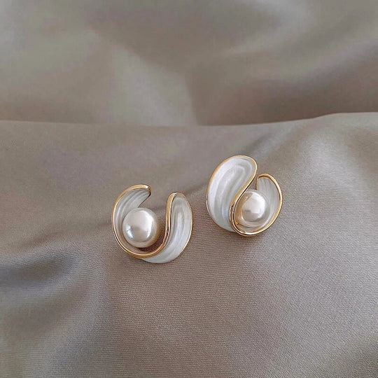 Boucles d'oreilles pendantes luxueuses en opale blanche et perles en or