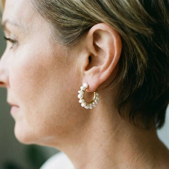 Boucles d'oreilles rétro avec perle blanche