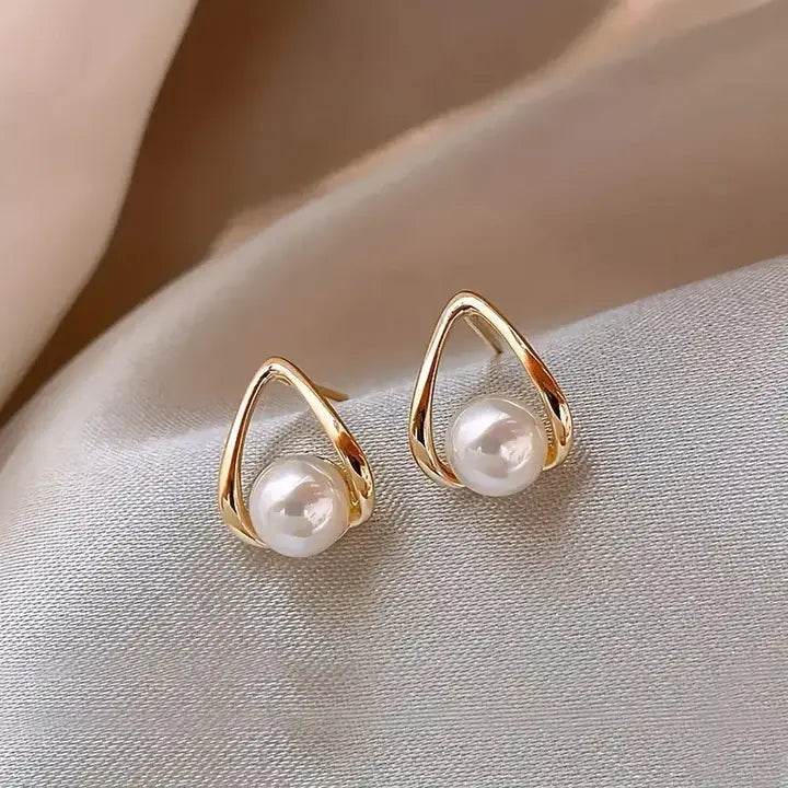 Boucles d'oreilles triangulaires avec des perles élégantes