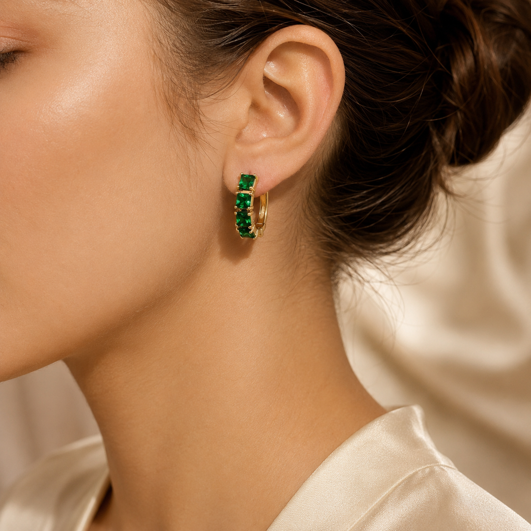Boucles d'oreilles créoles épaisses en or et émeraude