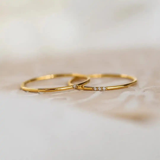 Bague Empilable Délicate à Trois Pierres