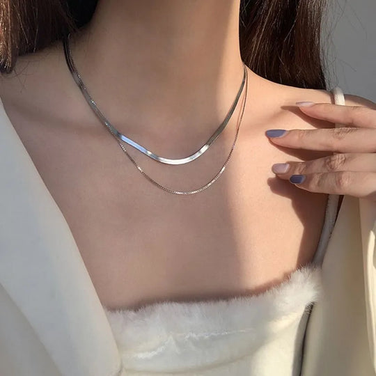 Collier à couches avec serpents en or blanc