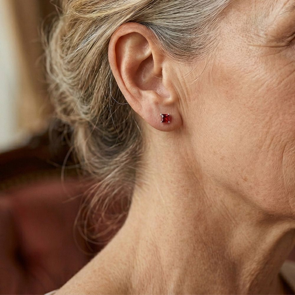 Boucles d'oreilles en rubis taille princesse minimalistes