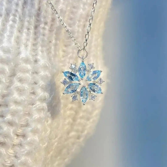 Pendentif Collier Fleur en Or Blanc Flocon de Neige Bleu