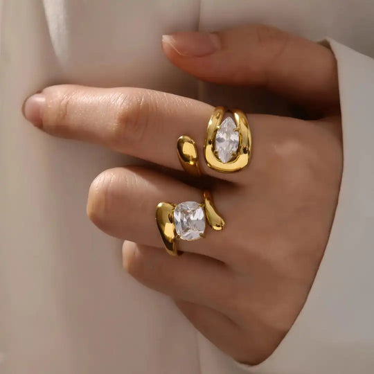 Bague en Zirconia en Forme de Goutte d'Eau en Or Éternel